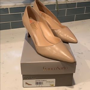 Low heel nude leather pumps